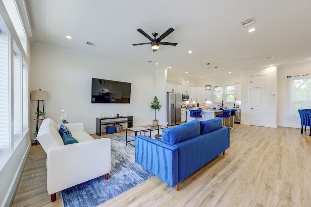 Modern Cozy Home with King Bed