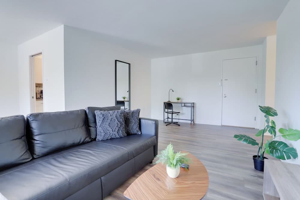 Contemporary Studio by Barton Park