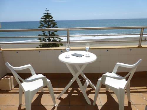 1 Bedroom Penthouse On Front Line Of The Beach