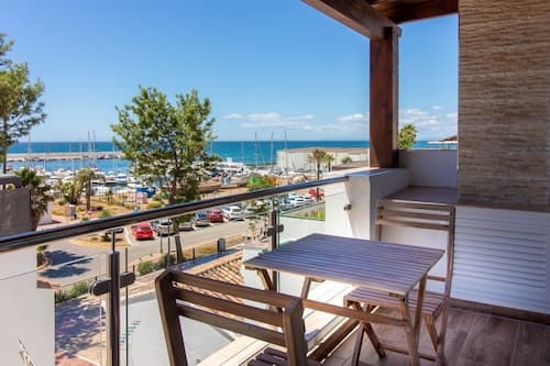 Room in Guest Room - Private Room With Beautiful sea View