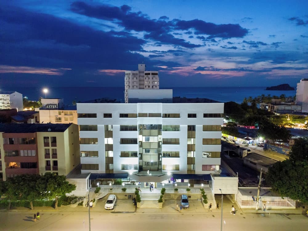 Hotel Axis Inn By GEH Suites