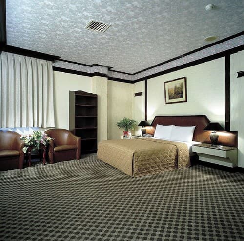 Longsheng Business and Leisure Hotel