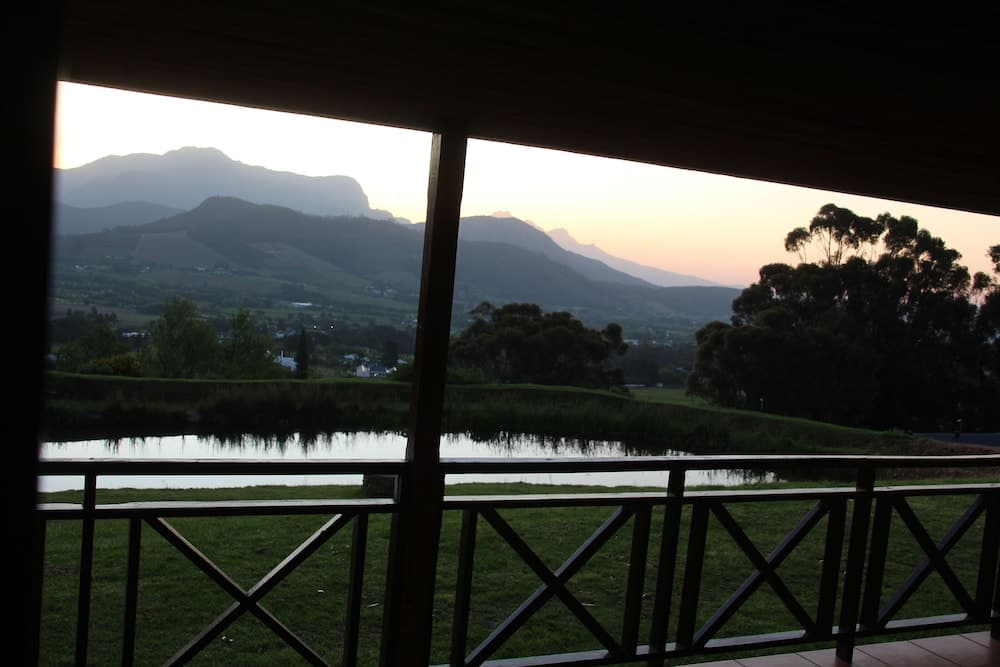 Konaklama yerinin ön cephesi - akşam/gece