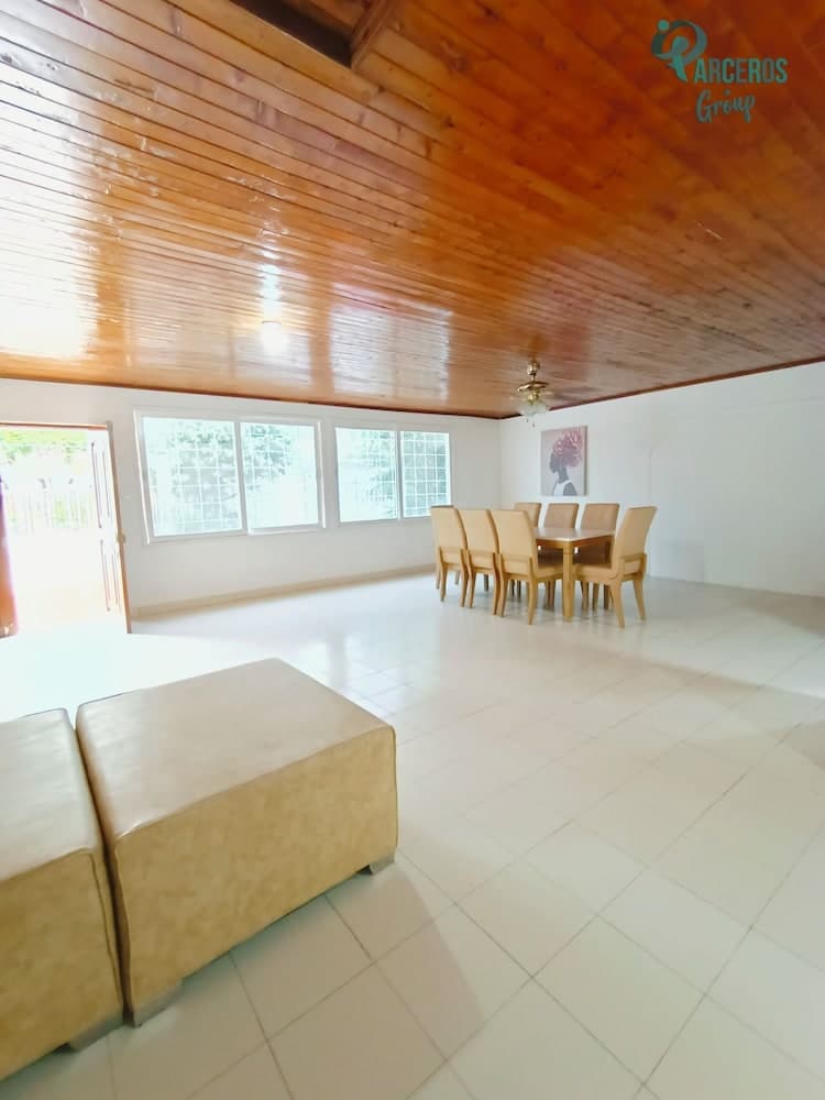 AMPLIA CASA FAMILIAR EN CRESPO