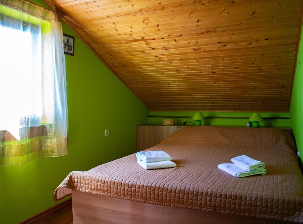 Sunny Holiday Home With Terrace