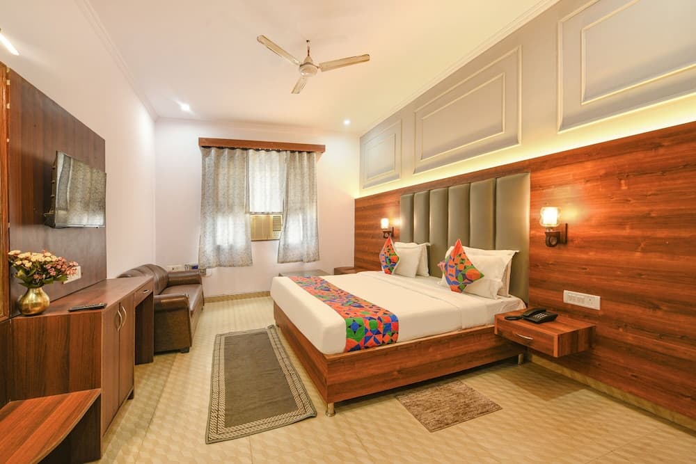 Fabhotel Black Stone Palace