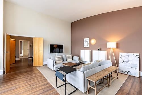 Bright and Stylish Riverside Haven in Canary Wharf