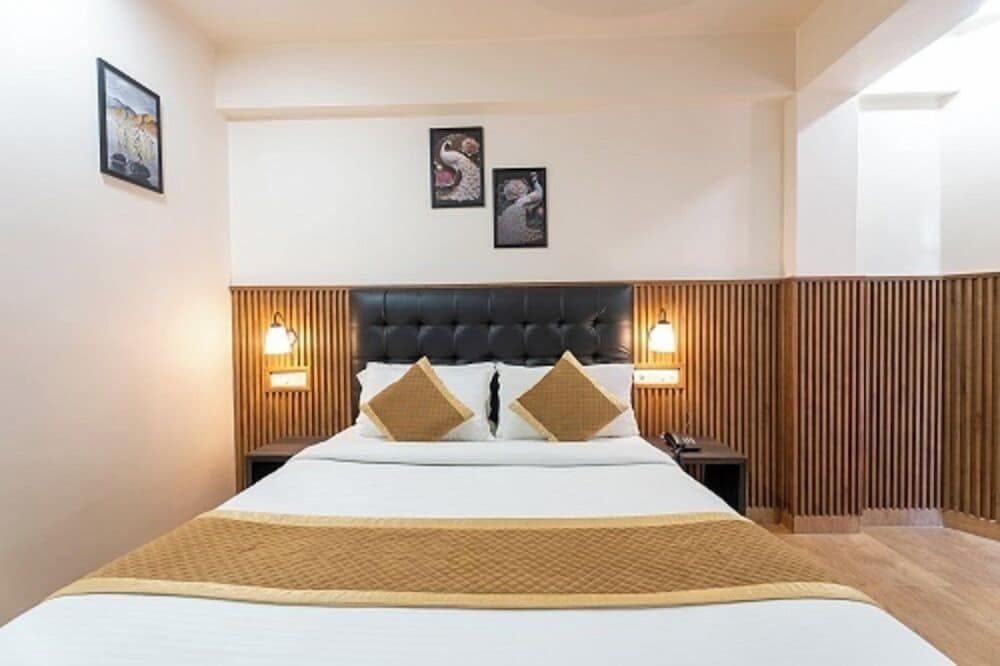 Hotel Mainak & Health Club
