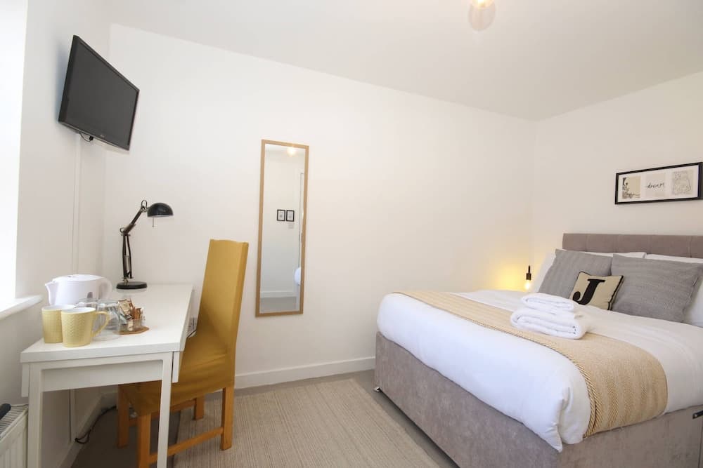 Modern 4 Bed Townhouse with Parking