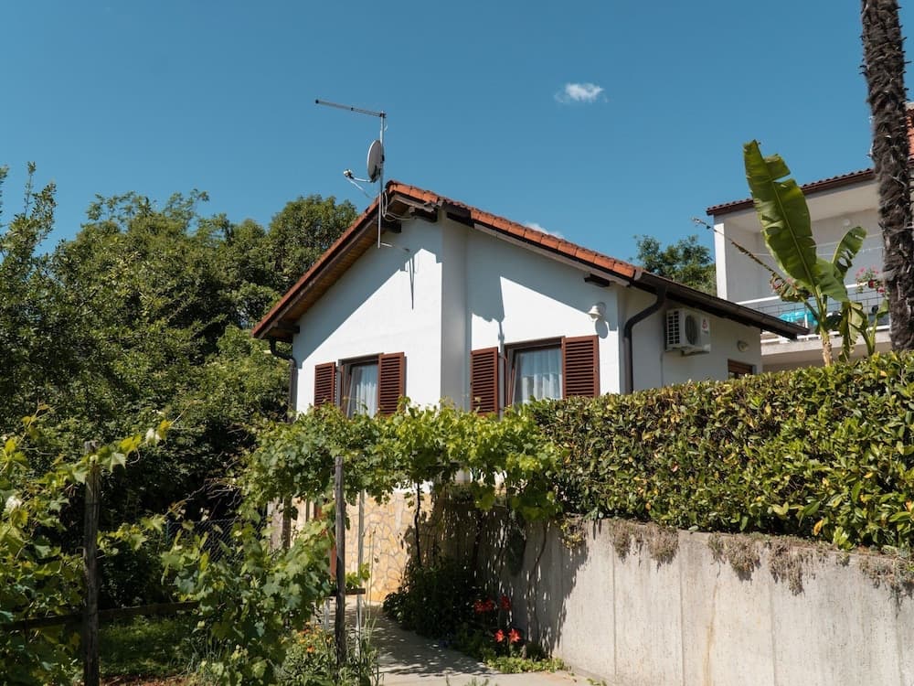 Charming Apartment With Sea Views and Shared Pool