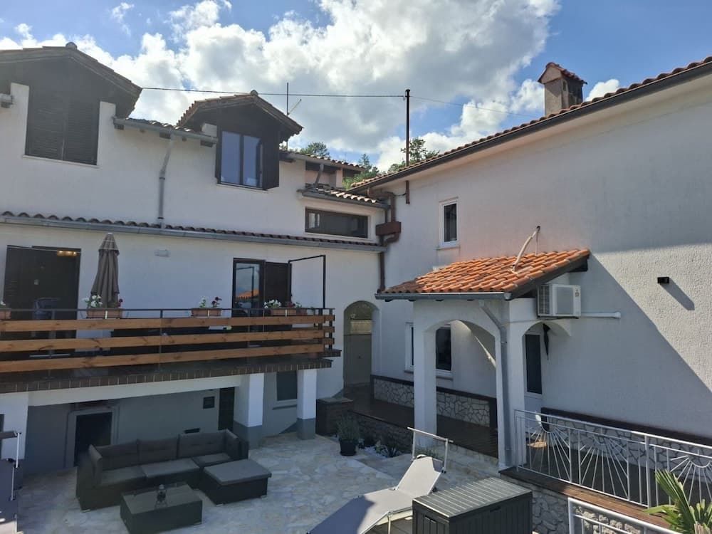 Cozy Lovran Apartment With Private Pool and Sea View