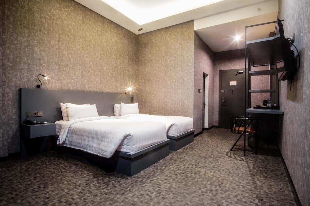 Fhandika Boutique Inc