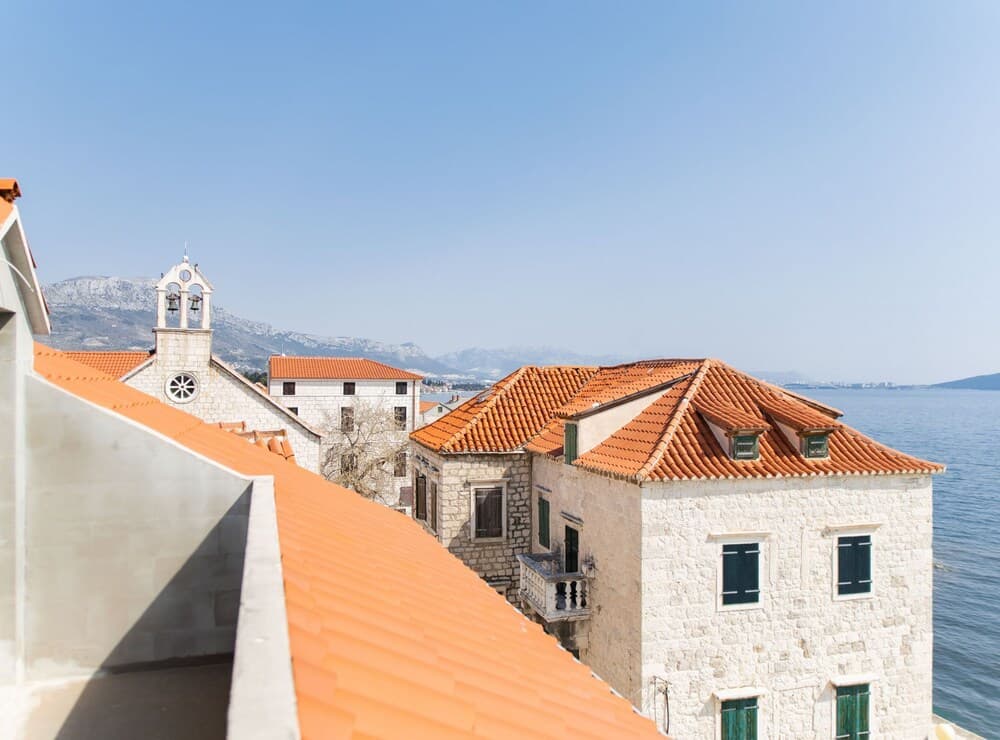 Seafront Villa With Furnished Sun Terrace, Close to the Beach