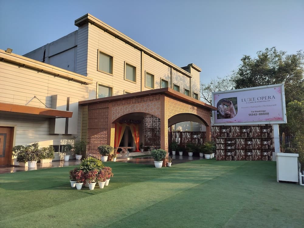 Hotel Luxe Opera NH8 - 7km from IGI Delhi Airport