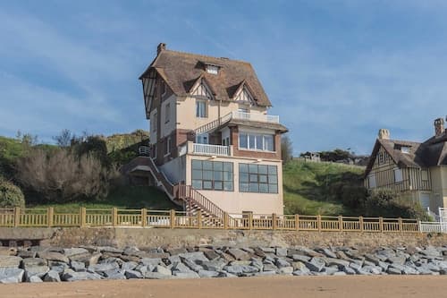 The Benervilloise Villa With its Feet in the Water
