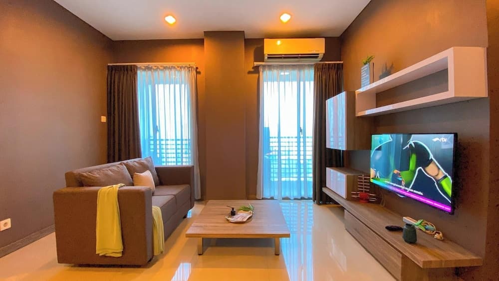 Homey Combined 3Br With Working Room At Gp Plaza Apartment