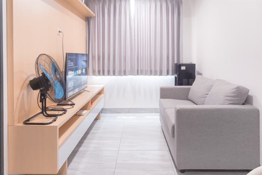 Homey And Good Place 2Br At Collins Boulevard Apartment