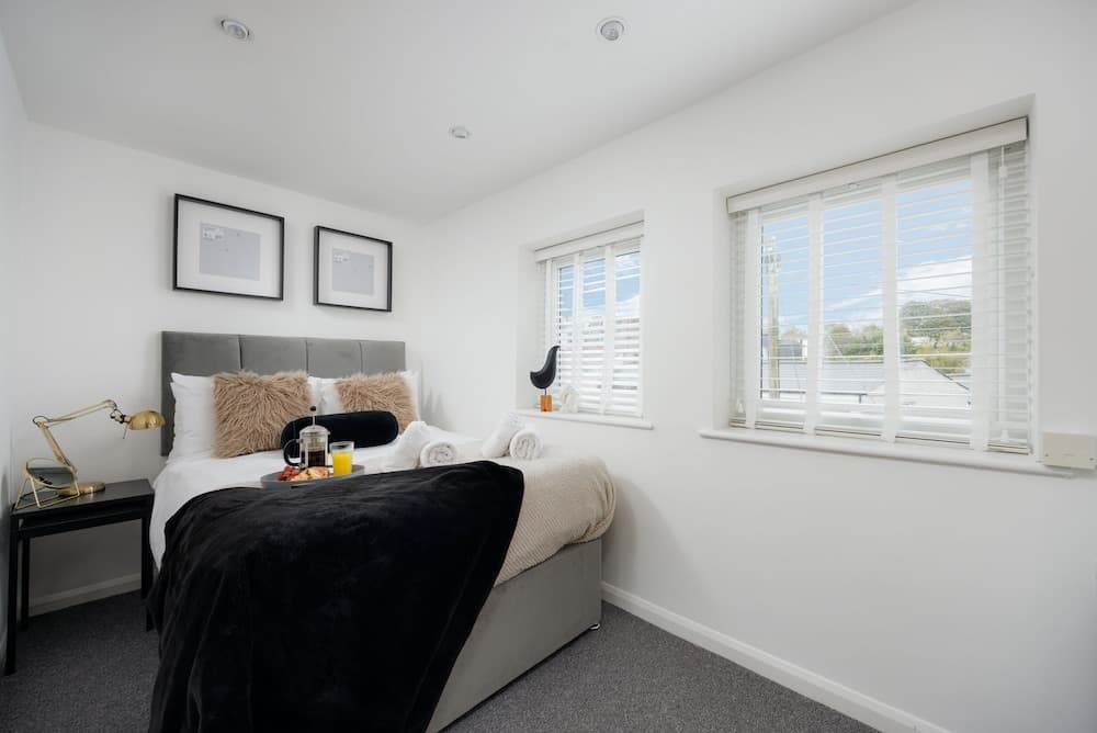 Modern 3 Bed Apartment - Parking