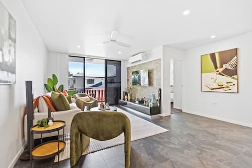 Modern Apartment with Esplanade Views