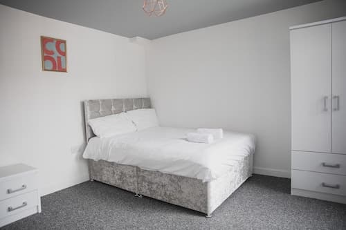 Room in Guest Room - Big Size Room in Leicester