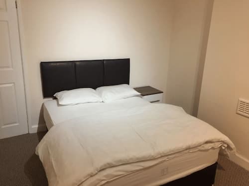 Room in Guest Room - Cheerful big Size Room in Leicester