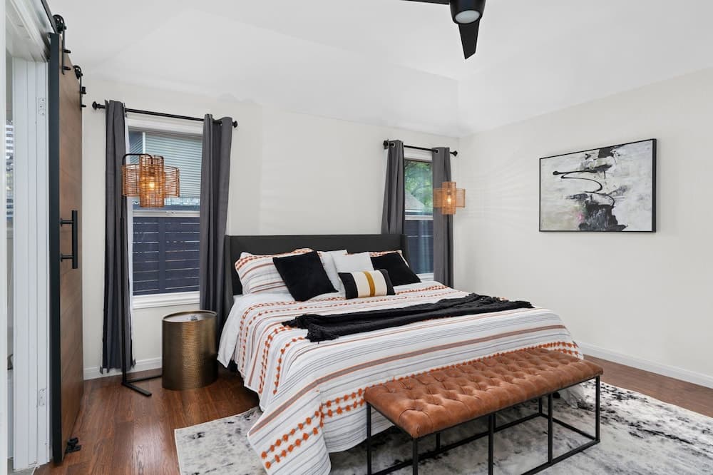 High End Home w Pool Hot Tub Gameroom