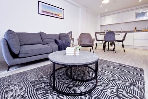 Cosy 2 Bedroom 2 Bath Apartment With Free Parking