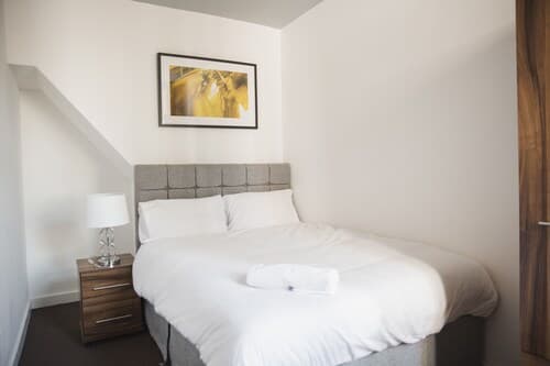 Room in Guest Room - Cheerful Big Room in City