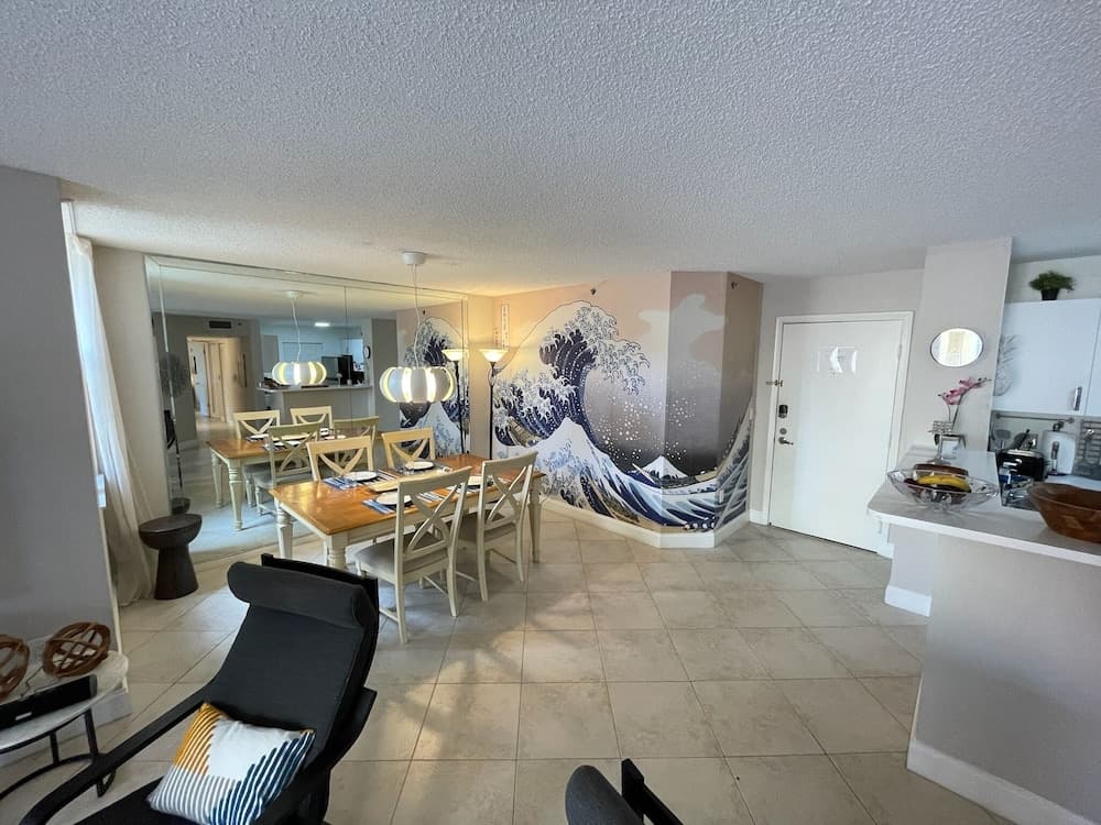 Exclusive Condo 10 Min to the Beach