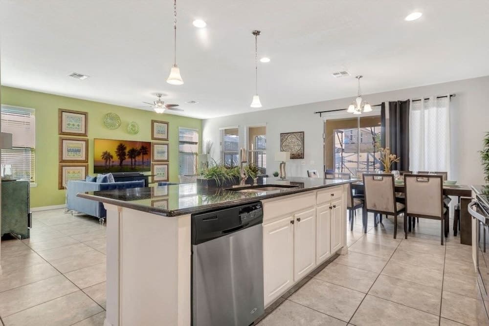 Upstair Loft Premium Home With Pool, Spa & Games! 5 Bedroom Condo