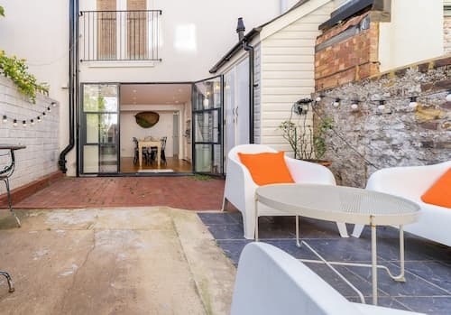 Host Stay Sunny Terrace on Robert Street