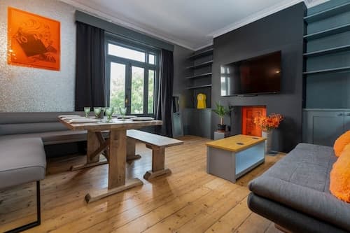 Host Stay Queens Maisonette