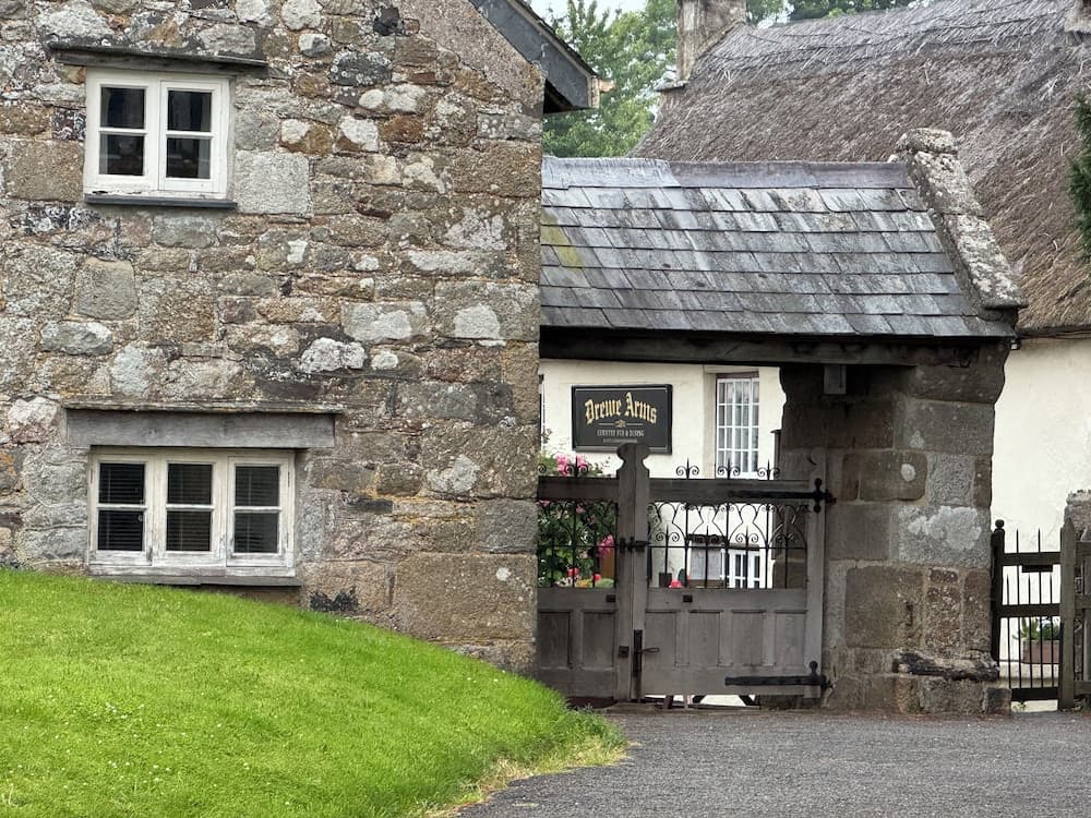 Drewe Arms Bunk Rooms & Church Cottage