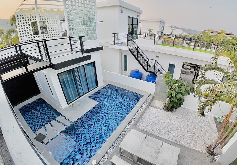 Happy pool villa
