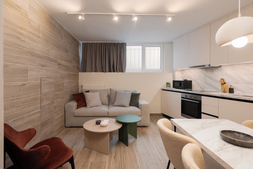 Cozy & Chic Stay Near Metro Station