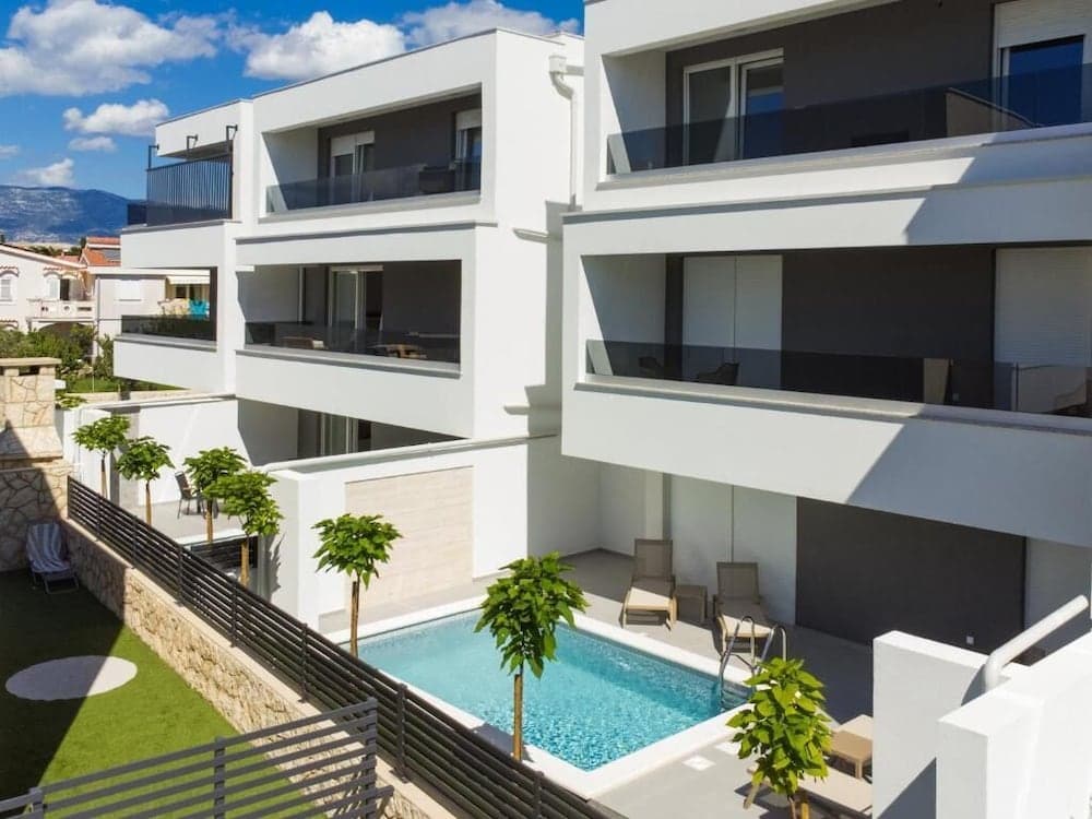 Apartments Smash with private pool