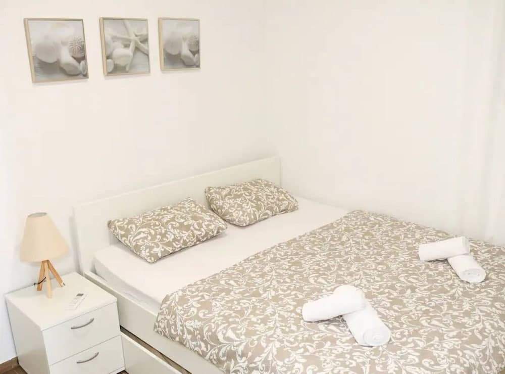 Stylish Okrug Gornji Apartment With Terrace and Patio
