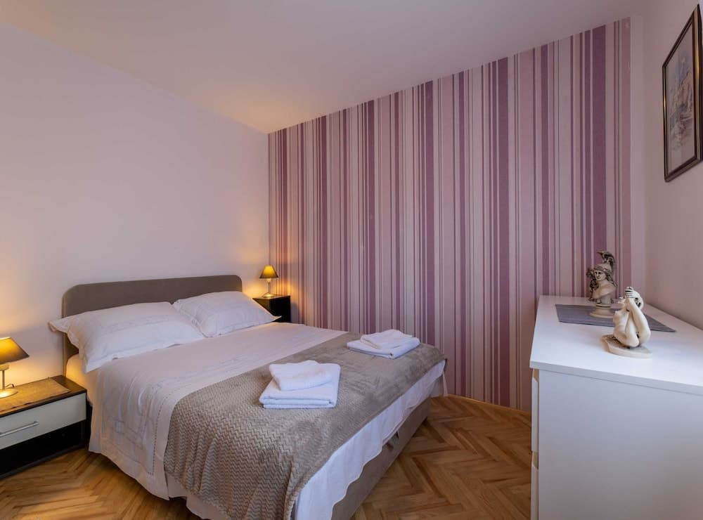 Kasteline Elegant Apartment With Balcony