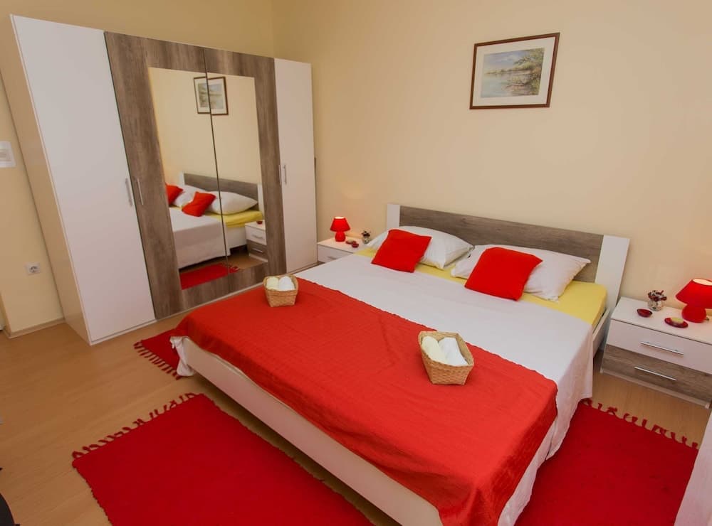 Spacious Kastela Apartment With Balcony and Mountain Views Near the Sea