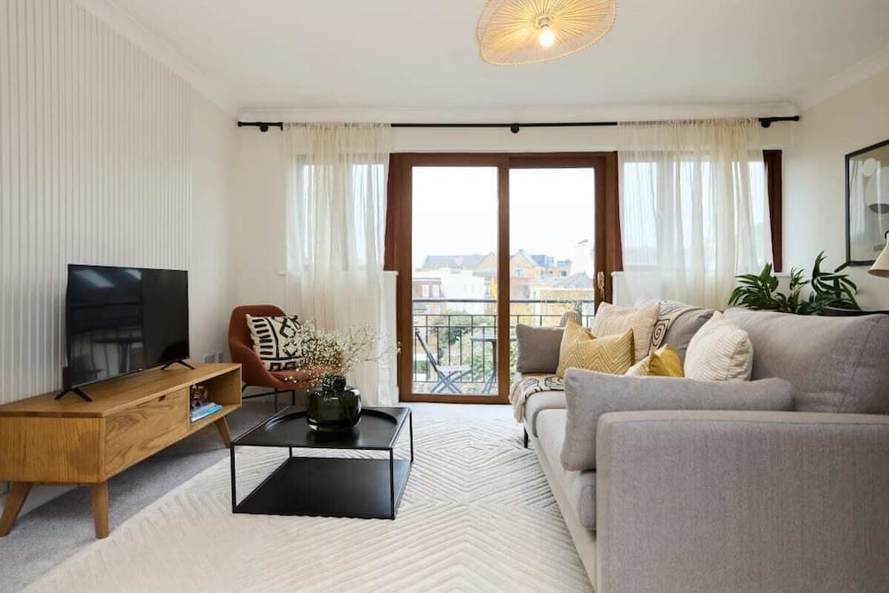 The Isleworth Place - Stunning 1bdr Flat With Balcony