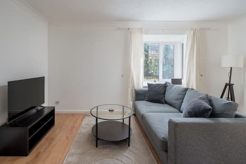 Spacious 1 Bedroom Apartment w/ Parking in Crawley