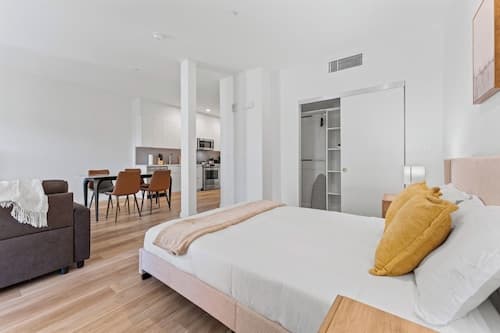 Stylish LA Studio Prime Location