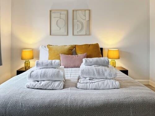 Cozy Hideaway With Hot Tub & Sauna Sleeps 7