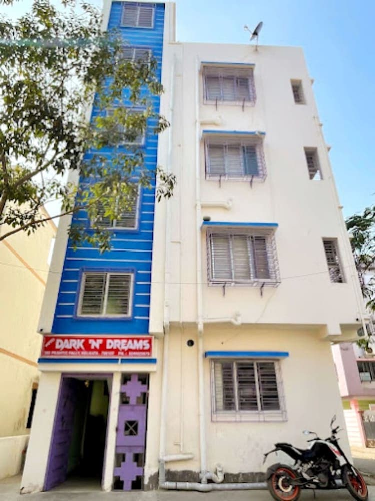 Goroomgo Dark N Dream Kolkata