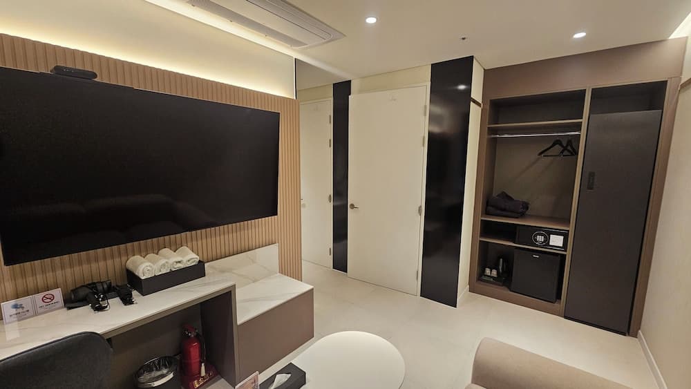 The Gleam Hotel