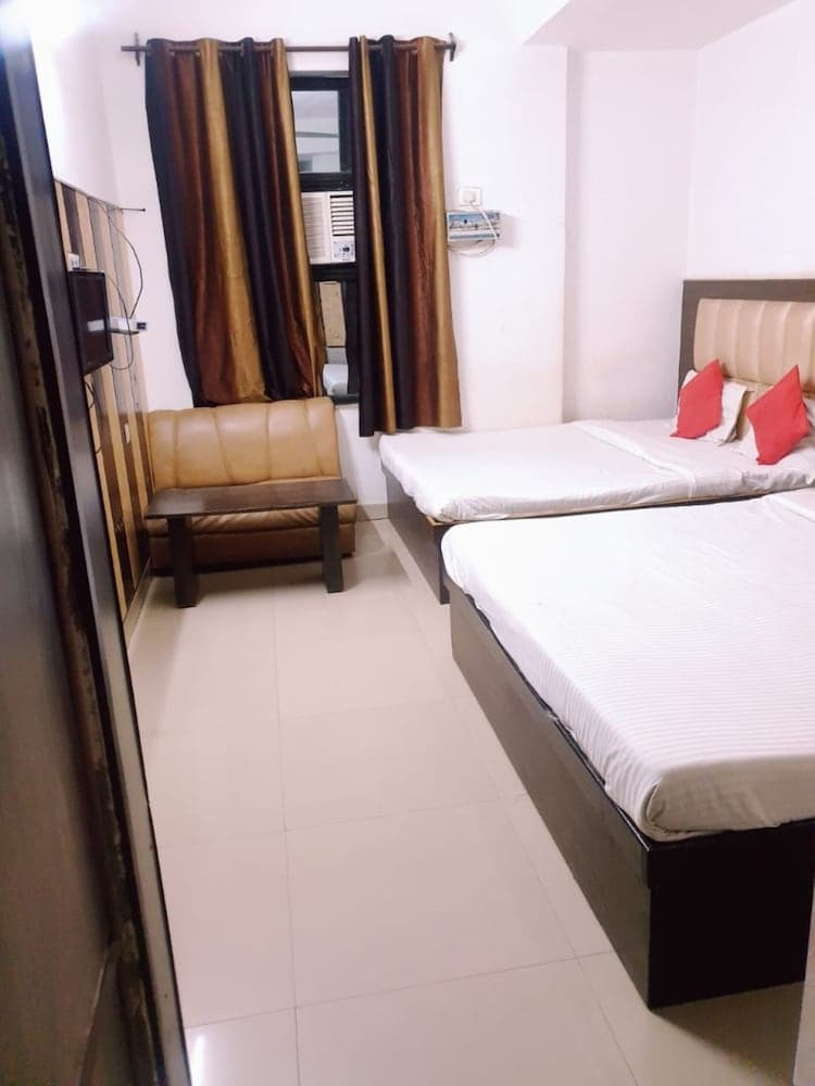 Goroomgo Prashant palace Agra