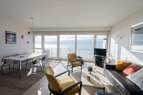 Seaview Apartment on the Beach - Free Parking