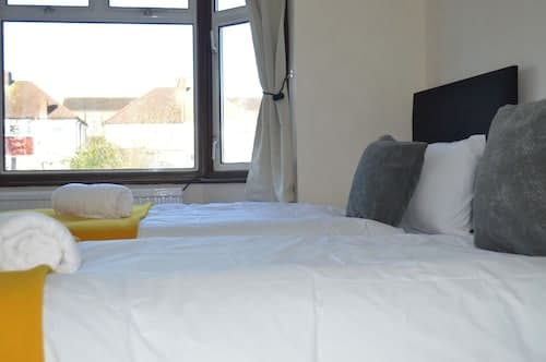 Colindale/sleeps7/privategarden/3br/freeparking/