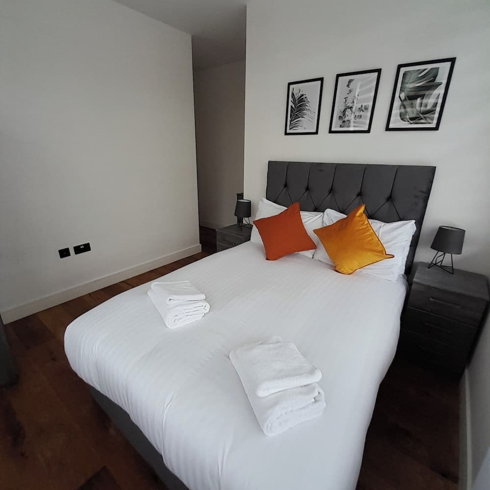 Modern 2bedroom Apartment by Novarooms