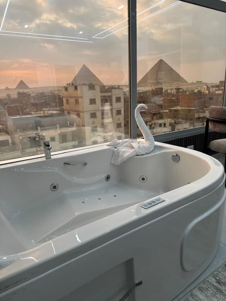 Royal Pyramids View Inn